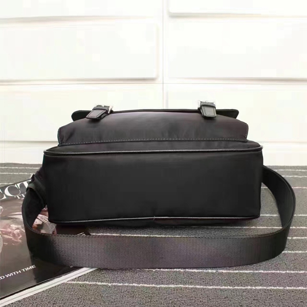 プラダバッグ側面デザイン